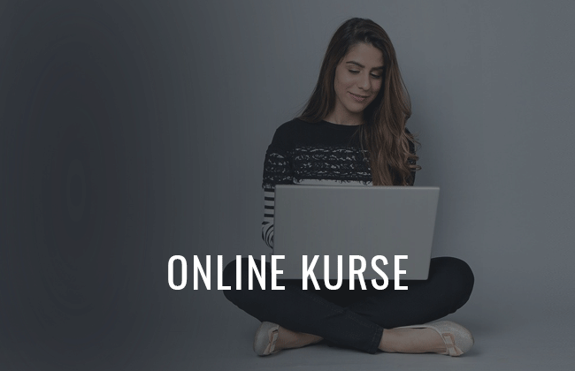 Frau mit Computer mit Link zu den Online Kursen über Personal Branding und Persönlichkeitsentwicklung