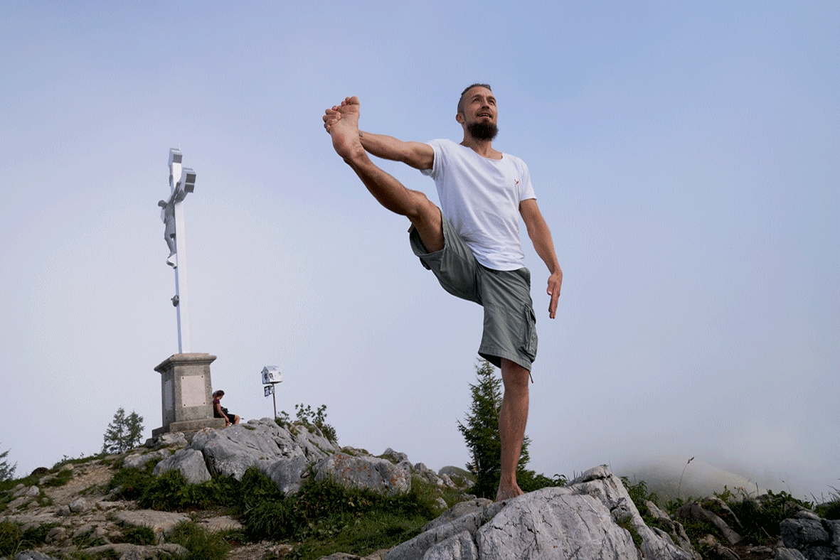 Tobias privat, er macht Yoga am Berg - Bild aus dem Bilderkarussell