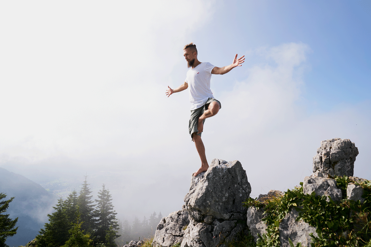 Tobias privat auf einem Stein in einer Yogaposition in der Natur - Bild aus dem Bilderkarusell